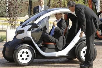 El Príncipe de Asturias durante la prueba que ha realizado esta mañana del coche eléctrico Twizy, el primer vehículo eléctrico que se fabrica en España (Foto: EFE)