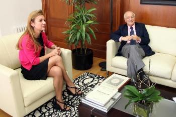 La conselleira de Facenda, durante su encuentro con Antonio Fontenla, presidente de la CEG. (Foto: V.P.)