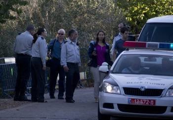 Familiares del soldado israelí capturado Gilad Shalit salen de su casa hoy (Foto: EFE)