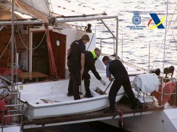 Imagen facilitada por el Ministerio del Interior del dispositivo llevado a cabo por agentes de la Policía Nacional y de la Agencia Tributaria en el que se han intervenido 300 kilos de cocaína en un catamarán de bandera inglesa  (Foto: EFE)