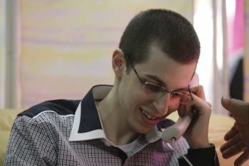 Una fotigrafía facilitada por las Fuerzas de Defensa Israelí (IDF) que muestra el soldado israelí Guilad Shalit hablando con su familia por teléfono en una base de la IDF cerca de Kerem Shalom (Foto: EFE)