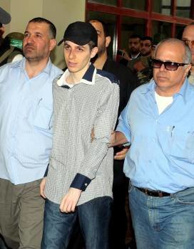  El soldado israelí Guilad Shalit (c), que ha estado más de cinco años en manos de Hamás, entra en territorio israelí, hoy martes 18 October 2011.