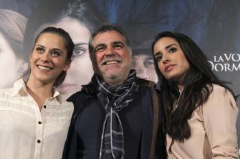 Las actrices Inma Cuesta (d) y María León (i) junto al director Benito Zambrano durante la presentación en Madrid de la película 'La voz dormida', que se estrena el próximo viernes. EFE/Kote
