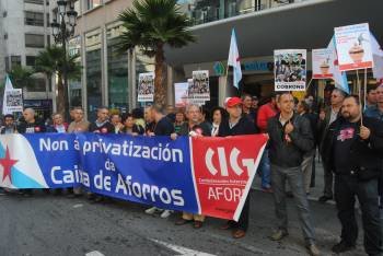 La CIG movilizó a sus delegados ante la sede de NCG en Vigo en contra del proceso de creación de un banco a partir de las cajas.
