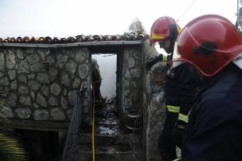 Operarios de Protección Civil de Barbadás y bomberos de Ourense apagaron el fuego. (Foto: MARTIÑO PINAL)