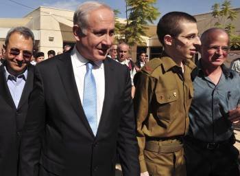 Guilad Shalit, entre su padre (d.) y el primer ministro israelí, Benjamín Netanyahu. (Foto: ARIEL HERMONI)