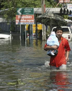 El Gobierno tailandés ha creado un centro para recibir ayuda internacional ante las graves inundaciones, que comenzaron el pasado julio y han provocado al menos 315 muertos  (Foto: EFE)