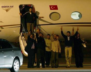 Prisioneros palestinos saludan tras su llegada hoy, miércoles 19 de octubre de 2011, al aeropuerto de Esenboga en Ankara, Turquía, tras ser liberados de una cárcel en Israel. (Foto: EFE)