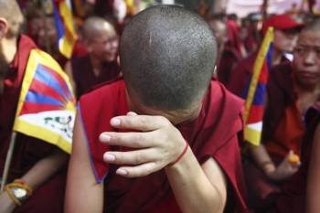 El Dalái Lama, líder espiritual tibetano exiliado, ayunó y rezó hoy en honor de los nueve tibetanos que se inmolaron en protesta por la represión religiosa del Gobierno chino en el Tíbet, mientras que Pekín acusó al Dalái de ser un terrorista y de instar 