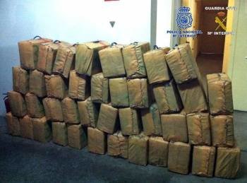 Fotografía facilitada por el Ministerio del Interior. Los 41 fardos con 1.250 kilos de hachís que la Policia Nacional y la Guardia Civil han incautado en Algeciras (Foto: EFE)