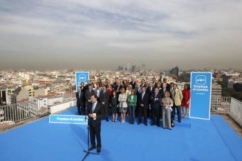 El presidente del PP, Mariano Rajoy, ante los candidatos de su partido a las elecciones del 20N por Madrid, durante la presentación de las listas por esta circunscripción. (Foto: EFE)