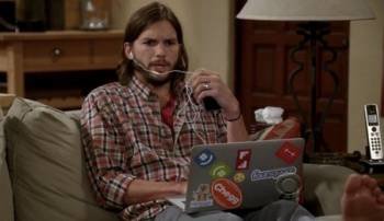Aston Kutcher en una imagen de la serie 'Dos hombres y medio'