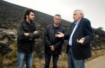 19/10/2011.- El portavoz nacional del BNG, Guillerme Vázquez (d), junto al alcalde de Manzaneda, Davide Rodríguez (i), y el alcalde de Maceda, Xabier Oviedo