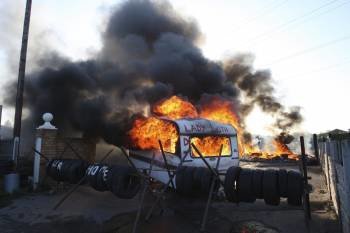 Una caravana en llamas durante la intervención policial en el campamento. (Foto: CHRIS RADBURN)