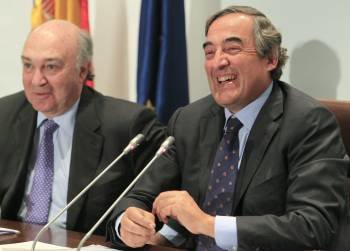 El presidente de la CEOE, Juan Rossel (d.) con el secretario general de la entidad, José María Lacasa. (Foto: GUSTAVO CUEVAS)