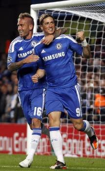 Torres celebra con Raúl Meireles uno de sus goles al Genk.   (Foto: KERIM OKTEN)