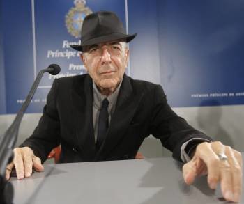 Leonard Cohen poda en Oviedo, donde mañana recogerá el premio Príncipe de Asturias de las Letras