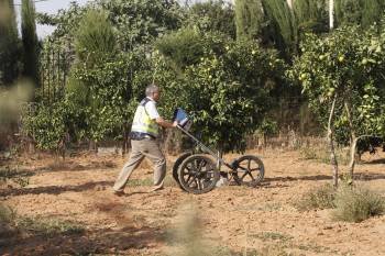La Policía Nacional ha concluido por hoy, tras tres horas de búsqueda, un nuevo rastreo con georadar para detectar tierra removida y restos óseos en la finca de 'Las Quemadillas', en Córdoba (Foto: EFE)