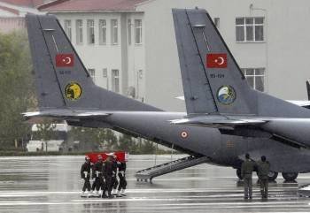 Soldados turcos transportan hacia un avión los ataúdes con los cuerpos de las víctimas de un ataque terrorista contra Turquía, perpetrado por el grupo armado del Partido de los Trabajadores del Kurdistán  (Foto: EFE)
