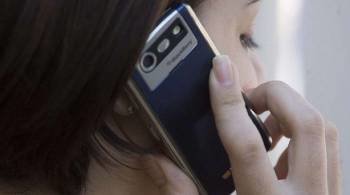 Una joven habla por su teléfono móvil. (Foto: Archivo EFE)