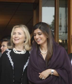  La secretaria de Estado de Estados Unidos, Hillary Clinton (der) y su homóloga paquistaní Hina Rabani Khar se saludan antes de una reunión en el Ministerio de Asuntos Exteriores de Pakistán en Islamabad (Foto: EFE)