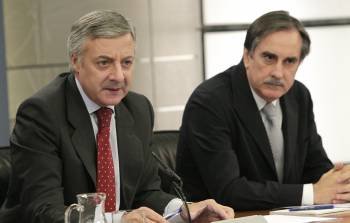 El portavoz del Gobierno, José Blanco, con el ministro de Trabajo, Valeriano Gómez.        (Foto: S. BARRENECHEA)