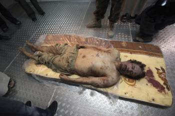 El cadáver de Gadafi, en una cámara frigorífica de un antiguo mercado de la ciudad de Misrata. (Foto: MOHAMED MESSARA)
