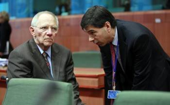 El titular alemán de Finanzas, Wolfgang Schäuble, escucha a su homólogo luso, Vitor Gaspar. (Foto: OLIVIER HOSLET)