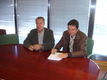 Alfredo García y Carlos Ferreiro, firmando el convenio.