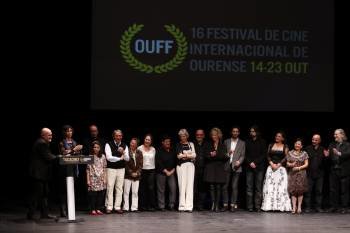Fotografía de familia dos participantes na película 'Anos despois', cos presentadores da gala, Aitor Rei e María Tasende á dereita. (Foto: XESÚS FARIÑAS)