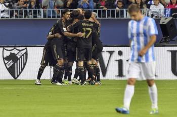 Los jugadores del Madrid celebran el segundo gol. (Foto: DANIEL PÉREZ)