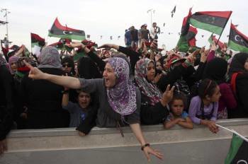 La población libia celebra la muerte del dictador Muamar el Gadafi. (Foto: MOHAMED MESSARA)