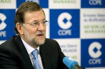 Fotografía facilitada por el Partido Popular del líder del PP, Mariano Rajoy (i), durante la entrevista que ofreció hoy en el programa 'Así son las Mañanas' de la COPE (Foto: EFE)