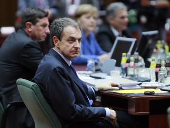 El presidente del Gobierno español, José Luis Rodríguez Zapatero, al inicio de la cumbre europea. (Foto: OLIVIER HOSTEL)