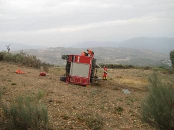 Imagen del camión de la UME volcado en el accidente ocurrido en Manzaneda