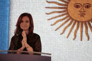 La candidata del Frente para la Victoria y actual presidenta de Argentina, Cristina Fernández de Kirchner, saluda a sus seguidores en un hotel de Buenos Aires tras vencer en las elecciones generales  (Foto: EFE)