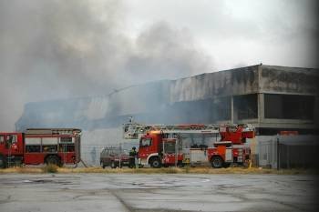 Incendio en un hangar del madrileño Aeroclub de Cuatro Vientos en el que trabajan para su extinción quince dotaciones de bomberos, doce de ellas del Ayuntamiento de Madrid y tres del aeródromo (Foto: EFE)
