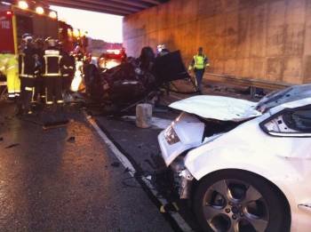Fotografía facilitada por la Comunidad de Madrid del accidente ocurrido esta mañana al caer un coche por un puente de la M-50, a la altura del kilómetro 5 de la vía (Foto: EFE)