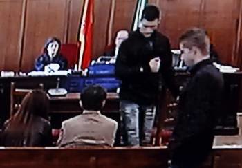 Imagen tomada de monitor de la sala de prensa de la Audiencia de Sevilla, del asesino confeso de Marta del Castillo, Miguel Carcaño (d) y su presunto cómplice Samuel Benítez (Foto: EFE)
