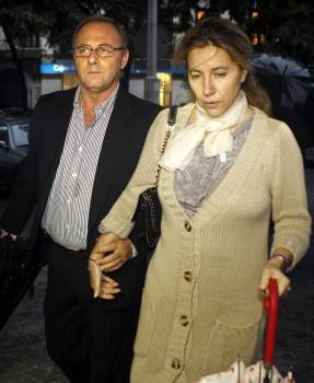 Antonio del Castillo y Eva Casanueva, padres de Marta del Castillo, llegan a la Audiencia de Sevilla para asistir a la cuarta sesión del juicio por la muerte y desaparición de su hija. (Foto: EFE)