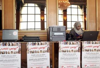 Una mujer miembro del Instituto Regional Independiente para las Elecciones (IRIE) trabaja en el escrutinio de las elecciones tunecinas en Túnez (Foto: EFE)