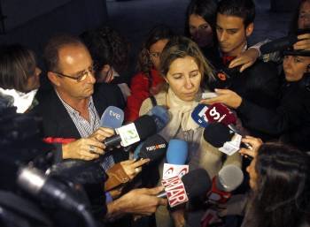  Antonio del Castillo y Eva Casanueva, padres de Marta del Castillo, tras declarar en el juicio. (Foto: JUAN FERRERAS)