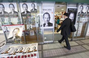 Una libreria nipona promociona la nueva biografía del fallecido fundador de Apple, Steve Jobs. (Foto: EVERETT KENNEDY BROWN)