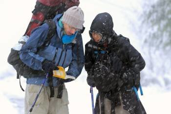 Dos peregrinos consultan una guía para iniciar la ruta de Santiago desde Pedrafita do Cebreiro (Lugo), en donde la llegada repentina del mal tiempo ha dejado la primera nevada del otoño (Foto: EFE)