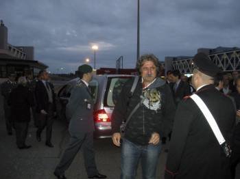 Paolo (c), padre del piloto italiano Marco Simoncelli, tras la llegada de los restos mortales de su hijo al aeropuerto de Fiumicino (Foto: EFE)