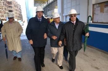 El presidente del Puerto de Vigo visitó ayer el astillero guiado por su presidente Jesús Freire (dcha.).