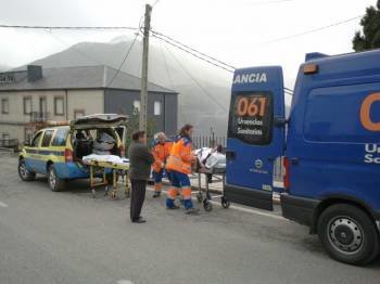 La herida cambia de ambulancia. (Foto: L.R.)