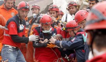 Azra, en los brazos de sus rescatadores tras pasar dos días bajos los escombros causados por el seísmo. (Foto: OLGA BOZOGLU)