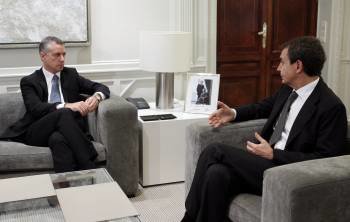  El presidente del Gobierno, José Luis Rodríguez Zapatero (d), y el presidente del PNV, Iñigo Urkullu, durante la reunión que ambos mantienen hoy en el Palacio de la Moncloa (Foto: EFE)
