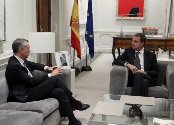 El presidente del Gobierno, José Luis Rodríguez Zapatero (d), y el presidente del PNV, Iñigo Urkullu, durante la reunión que ambos mantienen hoy en el Palacio de la Moncloa (Foto: EFE)